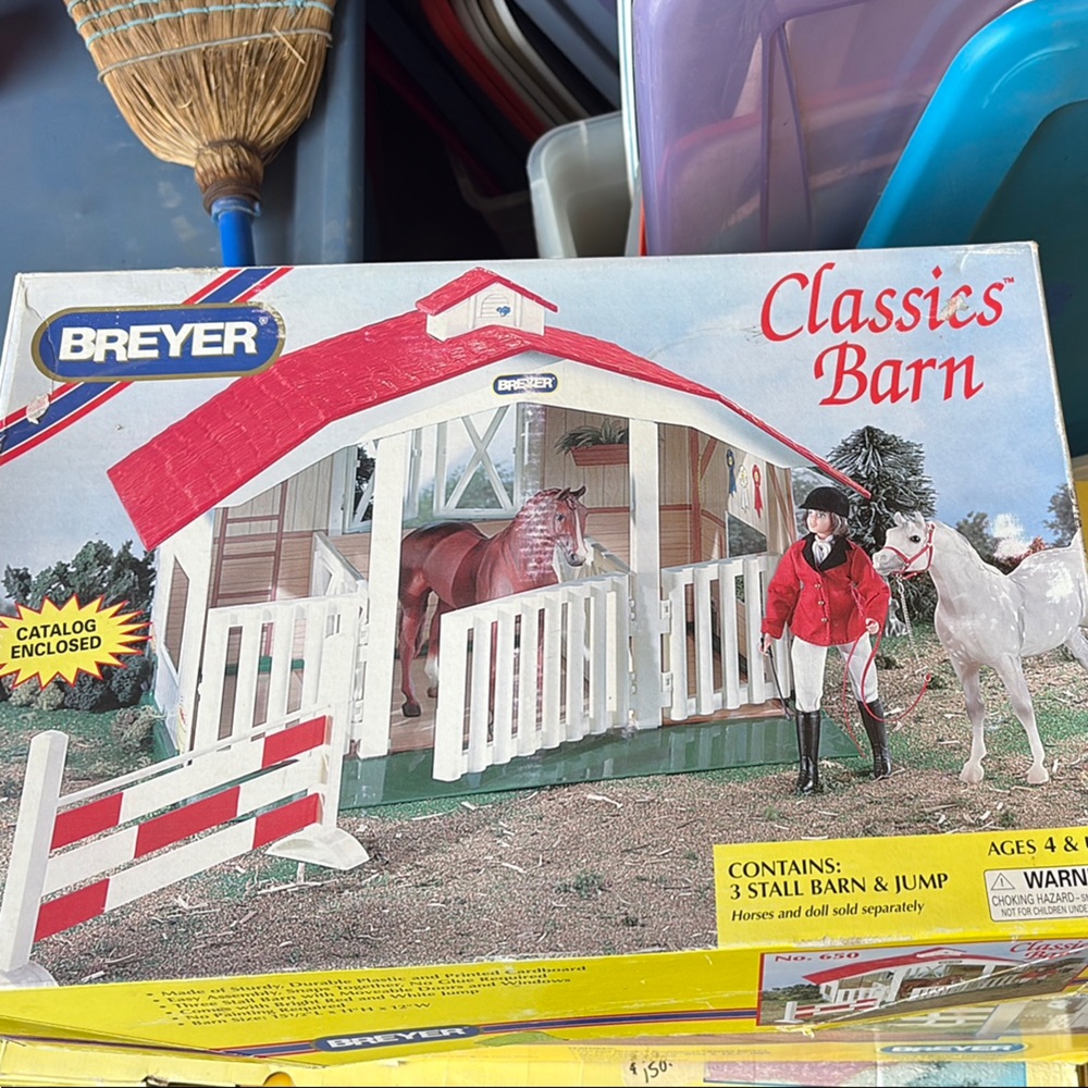Breyer Classics Barn with Red and White Design #650